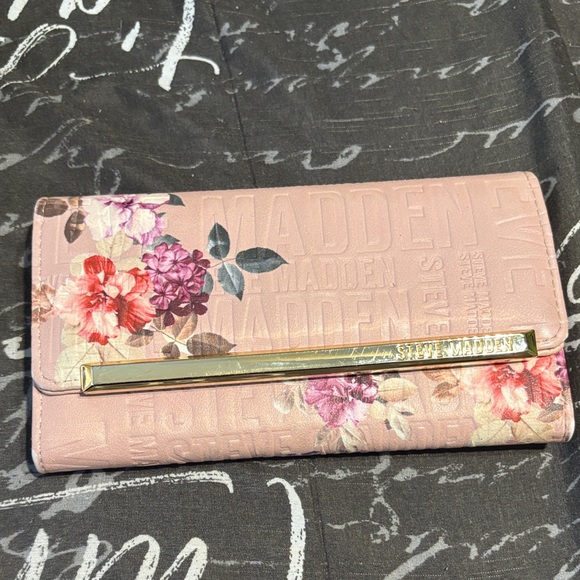 Steve Madden Handbags - Steve Madden Pink Floral Clutch